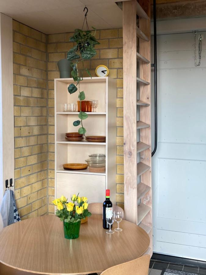 Tiny House Van Hoogspanning Naar Ontspanning Wirdum エクステリア 写真